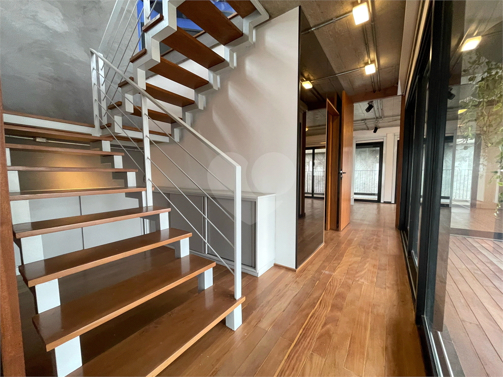 Cobertura tríplex com 285 m², 2 suítes, 3 vagas na Rua Fidalga, Vila Madalena-SP