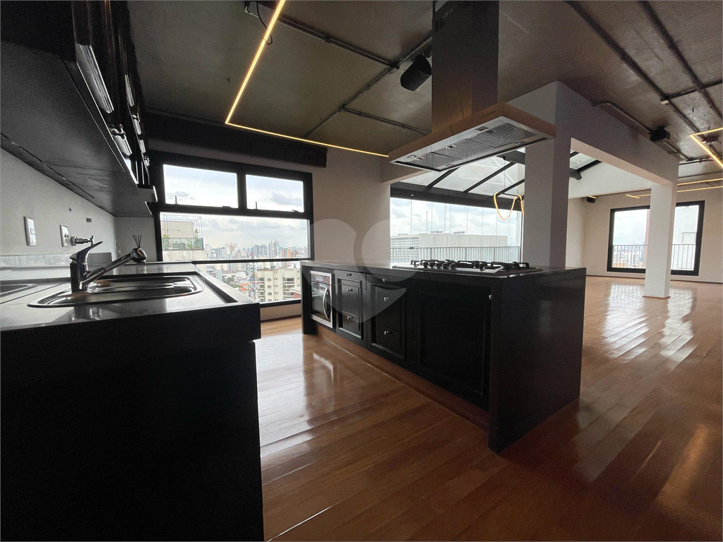 Cobertura tríplex com 285 m², 2 suítes, 3 vagas na Rua Fidalga, Vila Madalena-SP