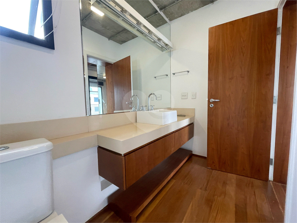 Cobertura tríplex com 285 m², 2 suítes, 3 vagas na Rua Fidalga, Vila Madalena-SP