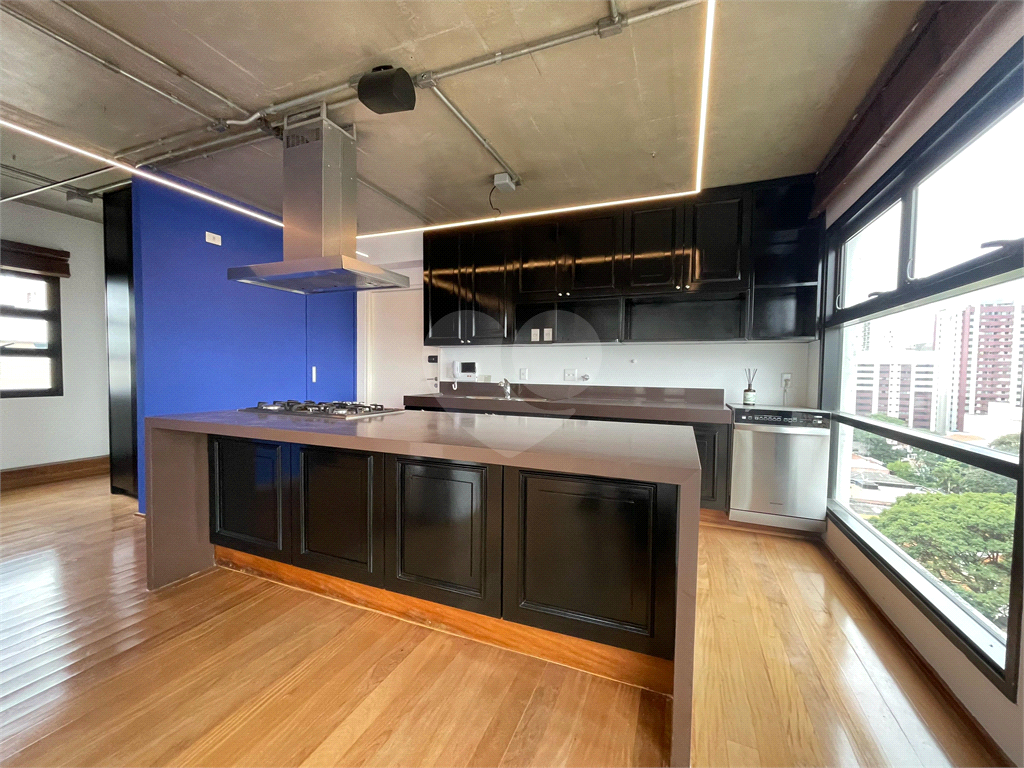 Cobertura tríplex com 285 m², 2 suítes, 3 vagas na Rua Fidalga, Vila Madalena-SP