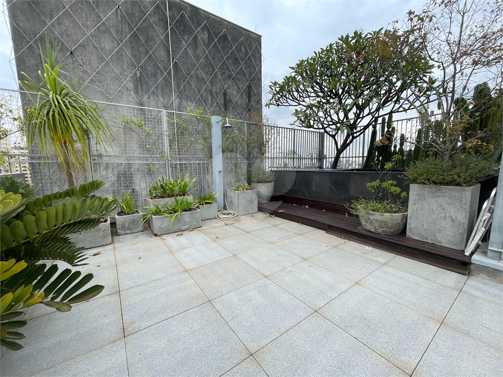 Cobertura tríplex com 285 m², 2 suítes, 3 vagas na Rua Fidalga, Vila Madalena-SP