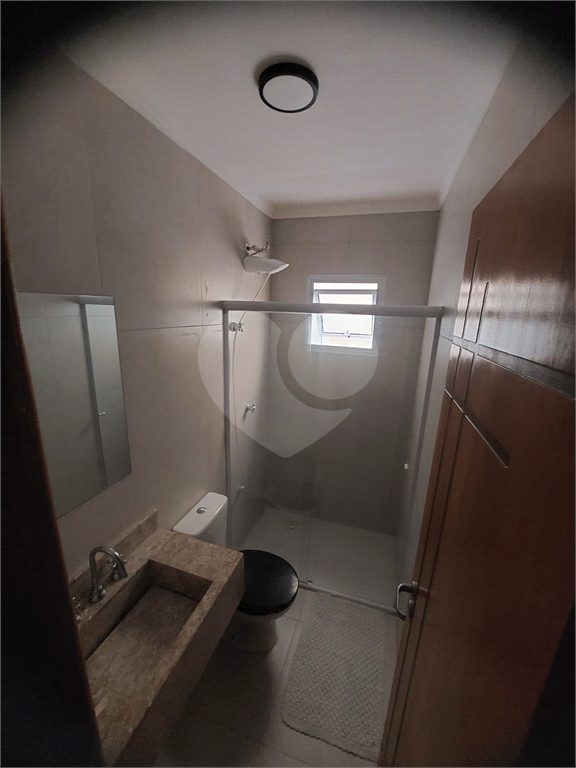 Casa térrea tipo apartamento em condomínio com 2 dormitórios, 1 vaga, lavanderia e quintal 