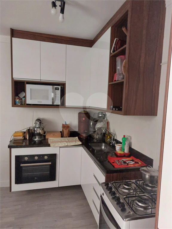 Casa térrea tipo apartamento em condomínio com 2 dormitórios, 1 vaga, lavanderia e quintal 