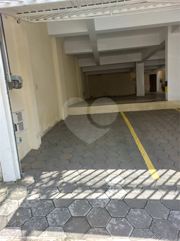Casa térrea tipo apartamento em condomínio com 2 dormitórios, 1 vaga, lavanderia e quintal 