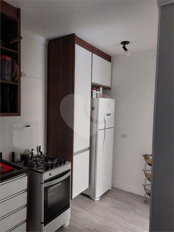 Casa térrea tipo apartamento em condomínio com 2 dormitórios, 1 vaga, lavanderia e quintal 
