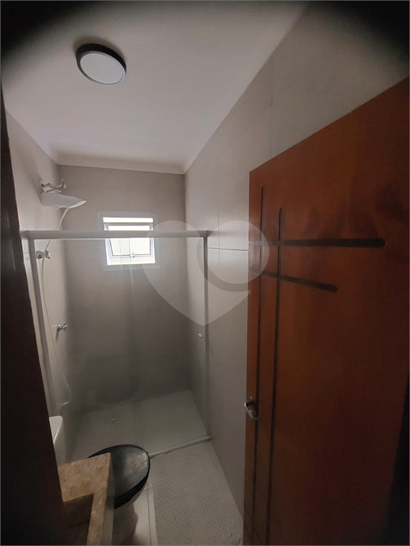 Casa térrea tipo apartamento em condomínio com 2 dormitórios, 1 vaga, lavanderia e quintal 
