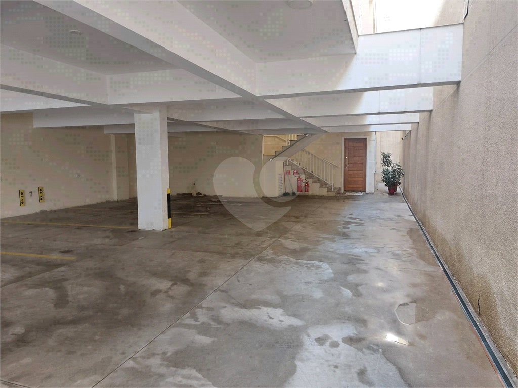 Casa térrea tipo apartamento em condomínio com 2 dormitórios, 1 vaga, lavanderia e quintal 