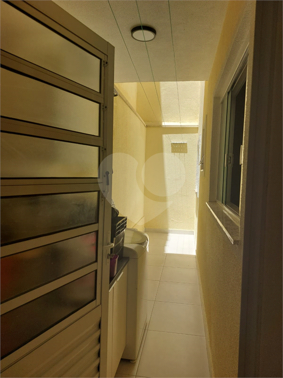 Casa térrea tipo apartamento em condomínio com 2 dormitórios, 1 vaga, lavanderia e quintal 