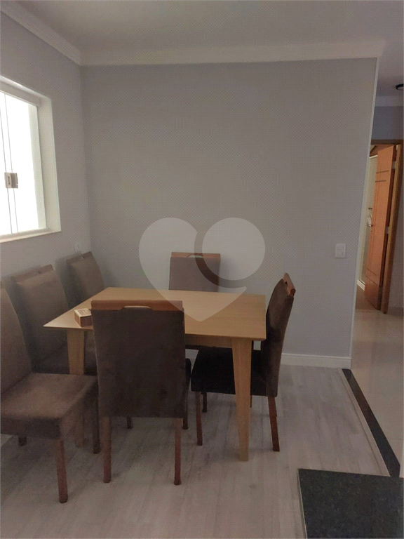 Casa térrea tipo apartamento em condomínio com 2 dormitórios, 1 vaga, lavanderia e quintal 