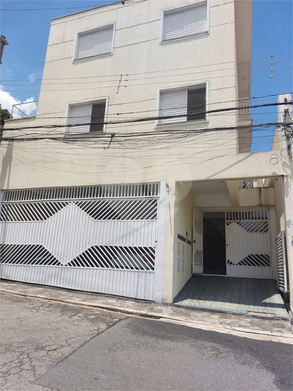 Casa térrea tipo apartamento em condomínio com 2 dormitórios, 1 vaga, lavanderia e quintal 