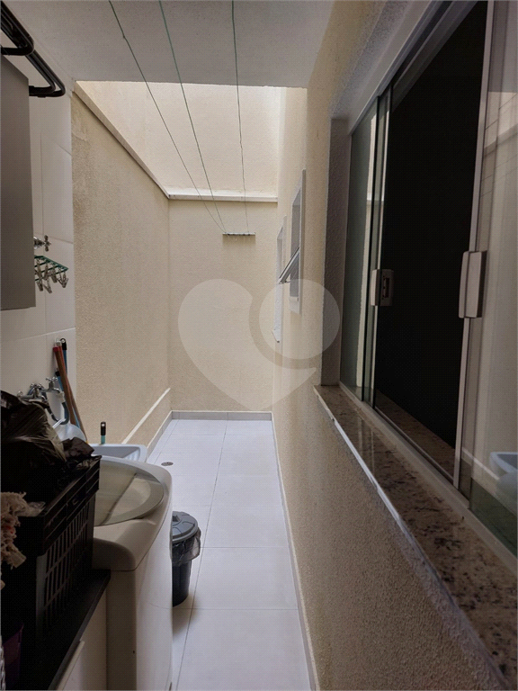 Casa térrea tipo apartamento em condomínio com 2 dormitórios, 1 vaga, lavanderia e quintal 