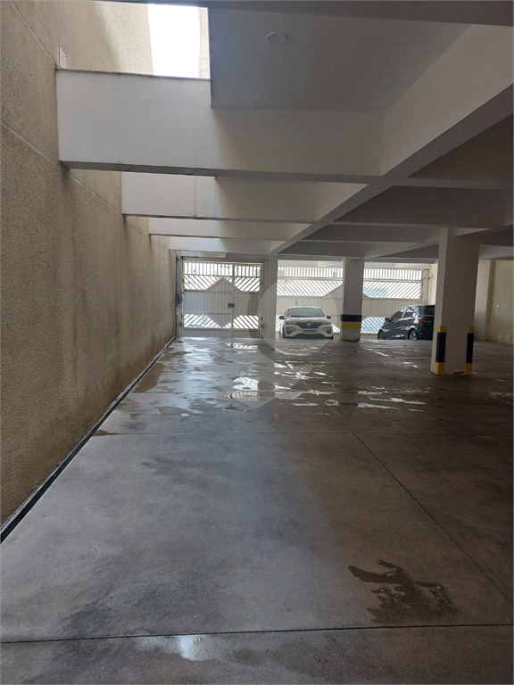 Casa térrea tipo apartamento em condomínio com 2 dormitórios, 1 vaga, lavanderia e quintal 