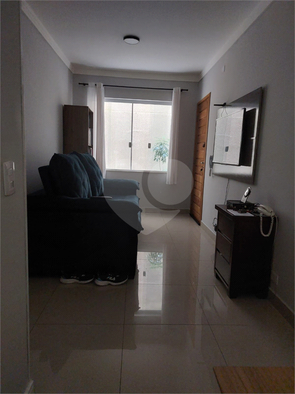 Casa térrea tipo apartamento em condomínio com 2 dormitórios, 1 vaga, lavanderia e quintal 