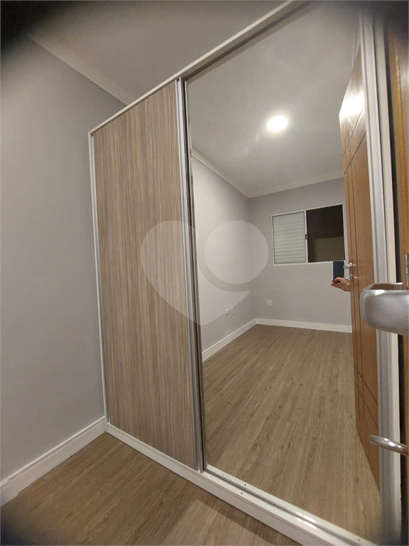 Casa térrea tipo apartamento em condomínio com 2 dormitórios, 1 vaga, lavanderia e quintal 