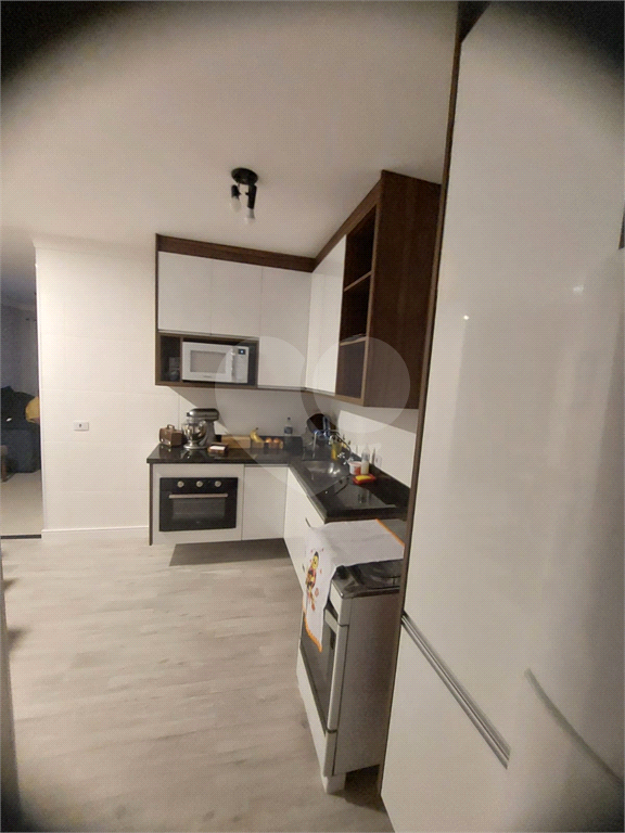 Casa térrea tipo apartamento em condomínio com 2 dormitórios, 1 vaga, lavanderia e quintal 