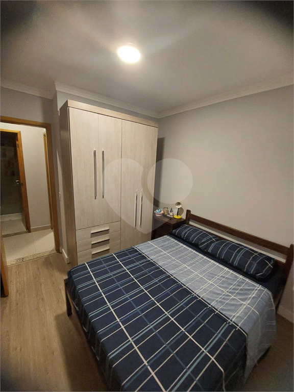 Casa térrea tipo apartamento em condomínio com 2 dormitórios, 1 vaga, lavanderia e quintal 