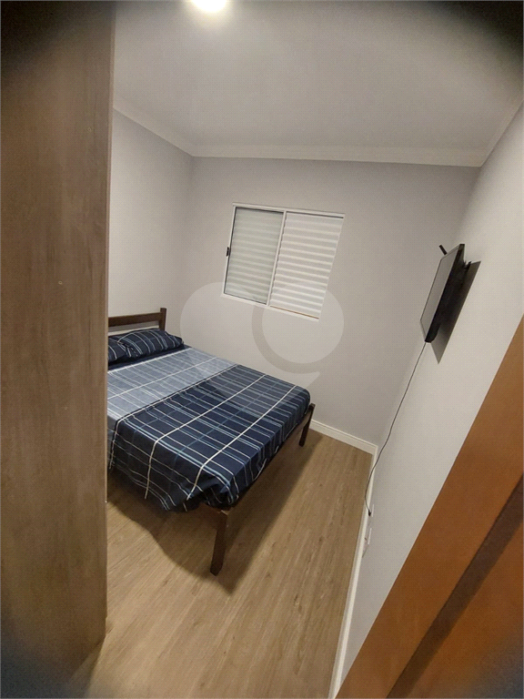 Casa térrea tipo apartamento em condomínio com 2 dormitórios, 1 vaga, lavanderia e quintal 