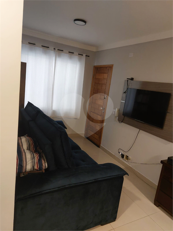 Casa térrea tipo apartamento em condomínio com 2 dormitórios, 1 vaga, lavanderia e quintal 
