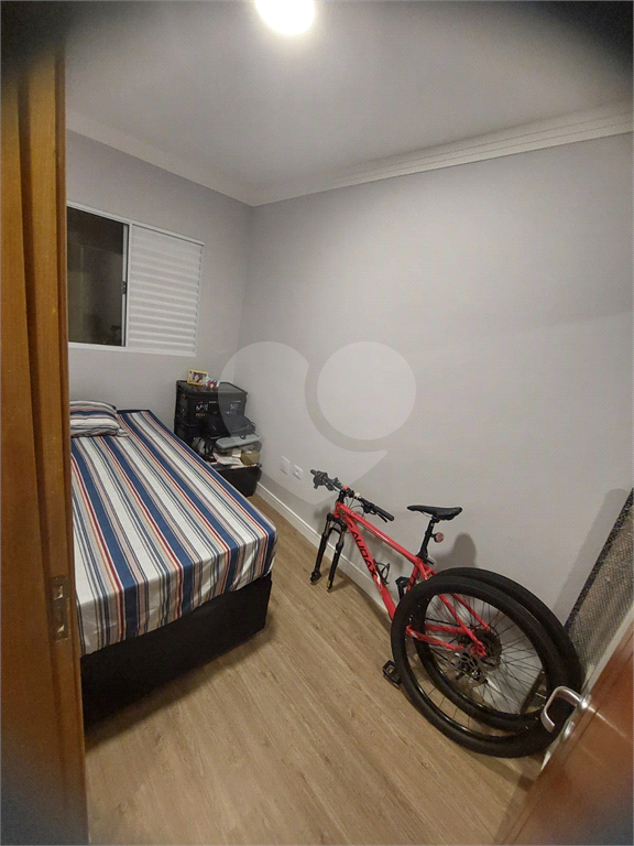 Casa térrea tipo apartamento em condomínio com 2 dormitórios, 1 vaga, lavanderia e quintal 