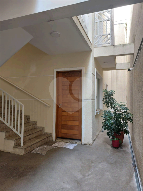 Casa térrea tipo apartamento em condomínio com 2 dormitórios, 1 vaga, lavanderia e quintal 