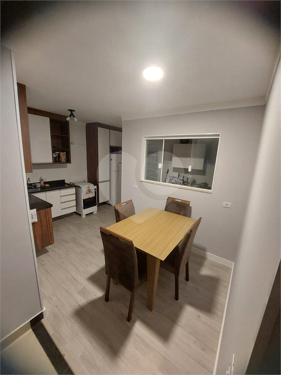 Casa térrea tipo apartamento em condomínio com 2 dormitórios, 1 vaga, lavanderia e quintal 