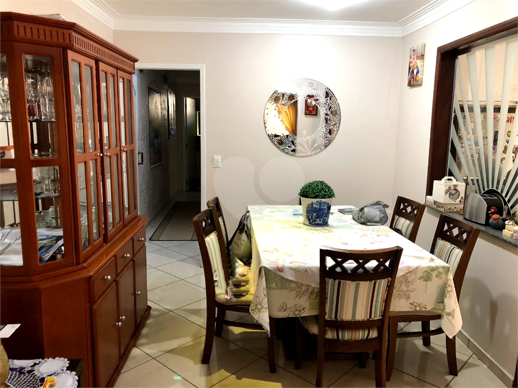 Casa térrea ao lado da Rua Augusto Tolle. 305 metros quadrados. 