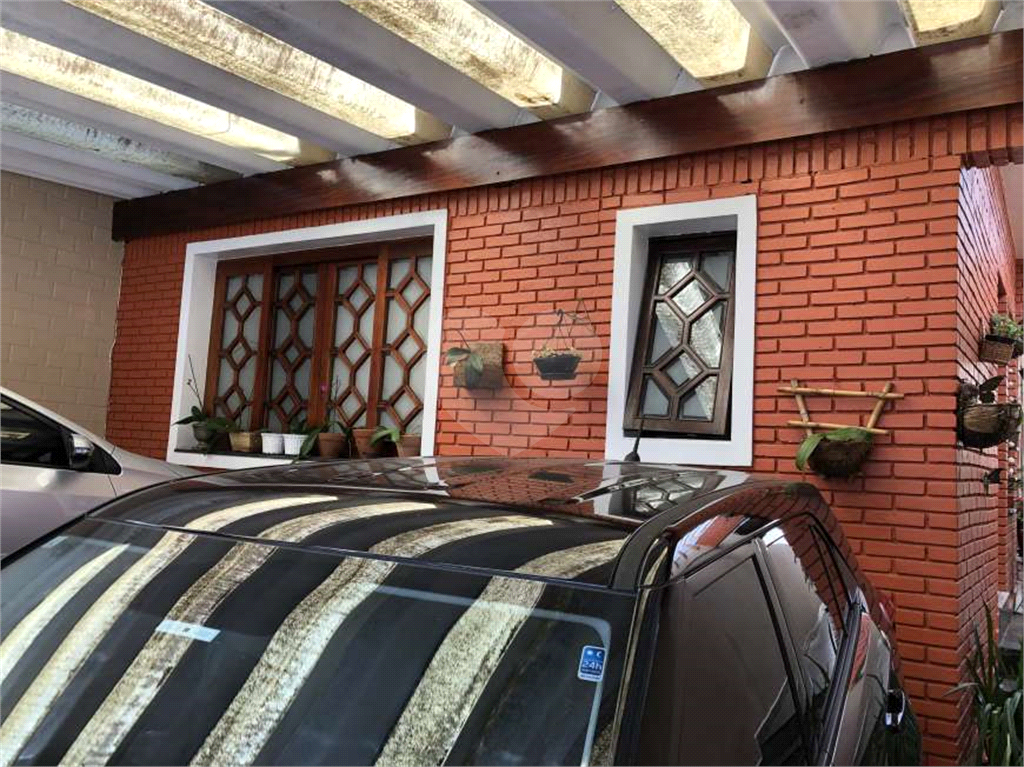 Casa térrea ao lado da Rua Augusto Tolle. 305 metros quadrados. 