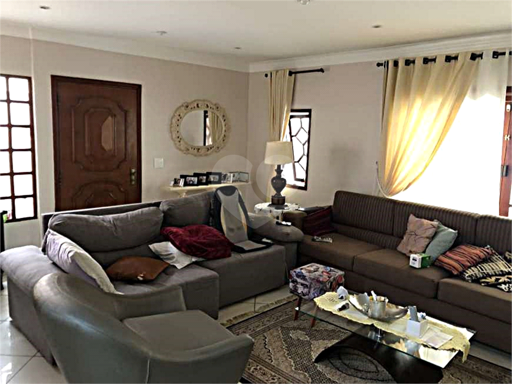 Casa térrea ao lado da Rua Augusto Tolle. 305 metros quadrados. 