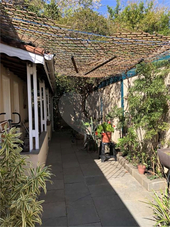Casa térrea ao lado da Rua Augusto Tolle. 305 metros quadrados. 
