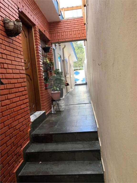 Casa térrea ao lado da Rua Augusto Tolle. 305 metros quadrados. 