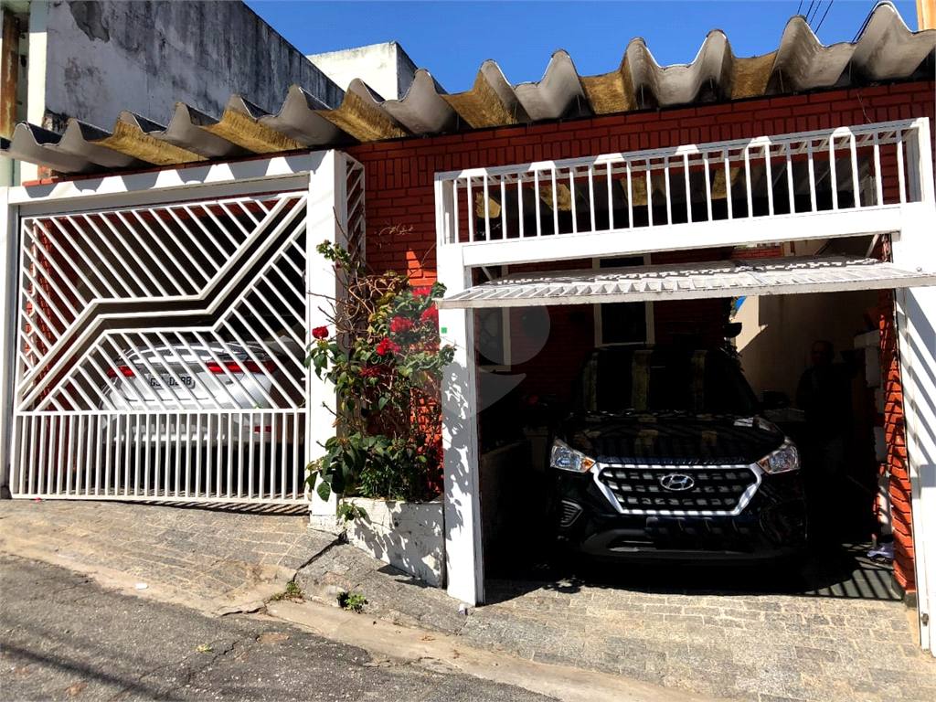 Casa térrea ao lado da Rua Augusto Tolle. 305 metros quadrados. 