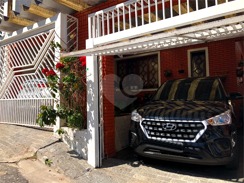 Casa térrea ao lado da Rua Augusto Tolle. 305 metros quadrados. 
