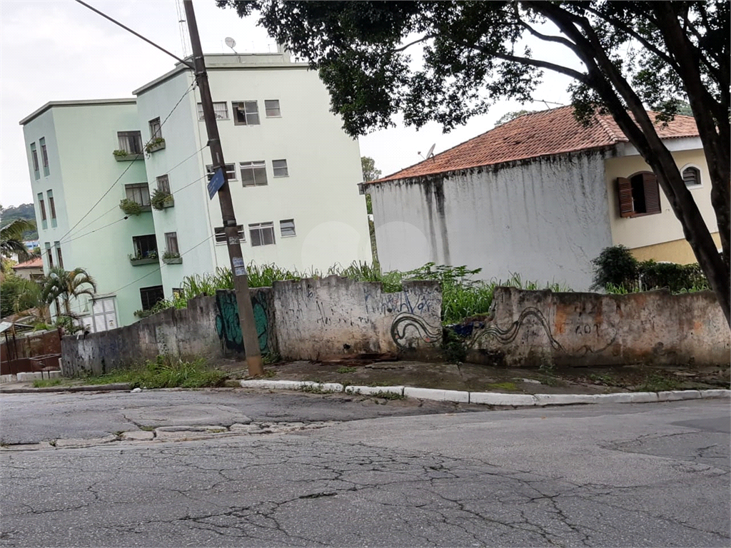Terreno no  bairro do Tremembé. Com casas alto padrão