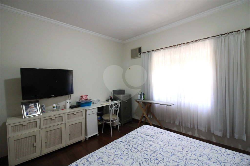 CASA TÉRREA À VENDA COM PISCINA, 4 QUARTOS NA REGIÃO DA LAPA.