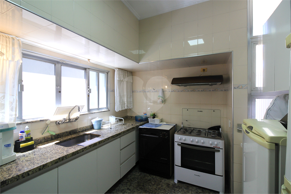 CASA TÉRREA À VENDA COM PISCINA, 4 QUARTOS NA REGIÃO DA LAPA.