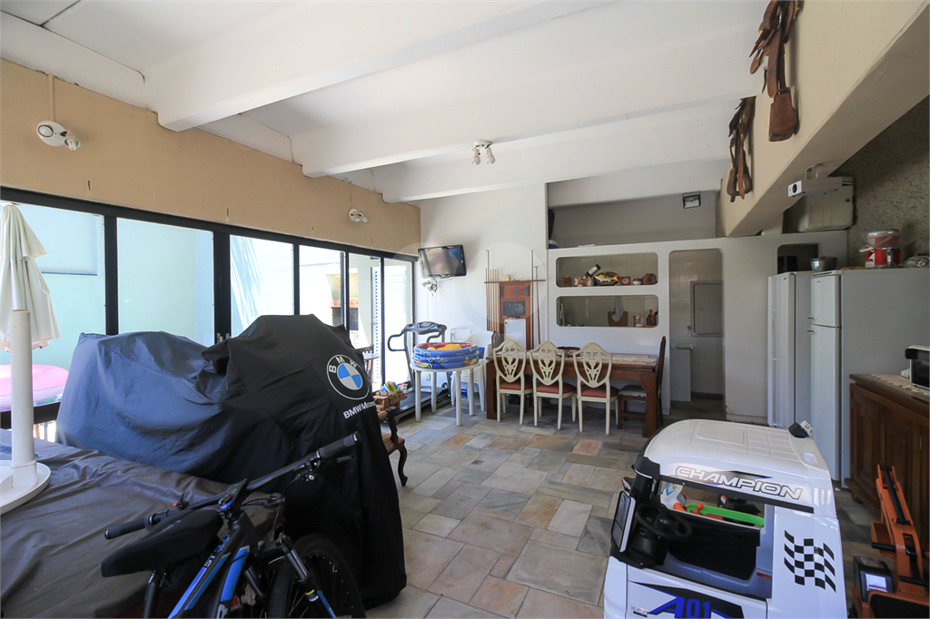 CASA TÉRREA À VENDA COM PISCINA, 4 QUARTOS NA REGIÃO DA LAPA.