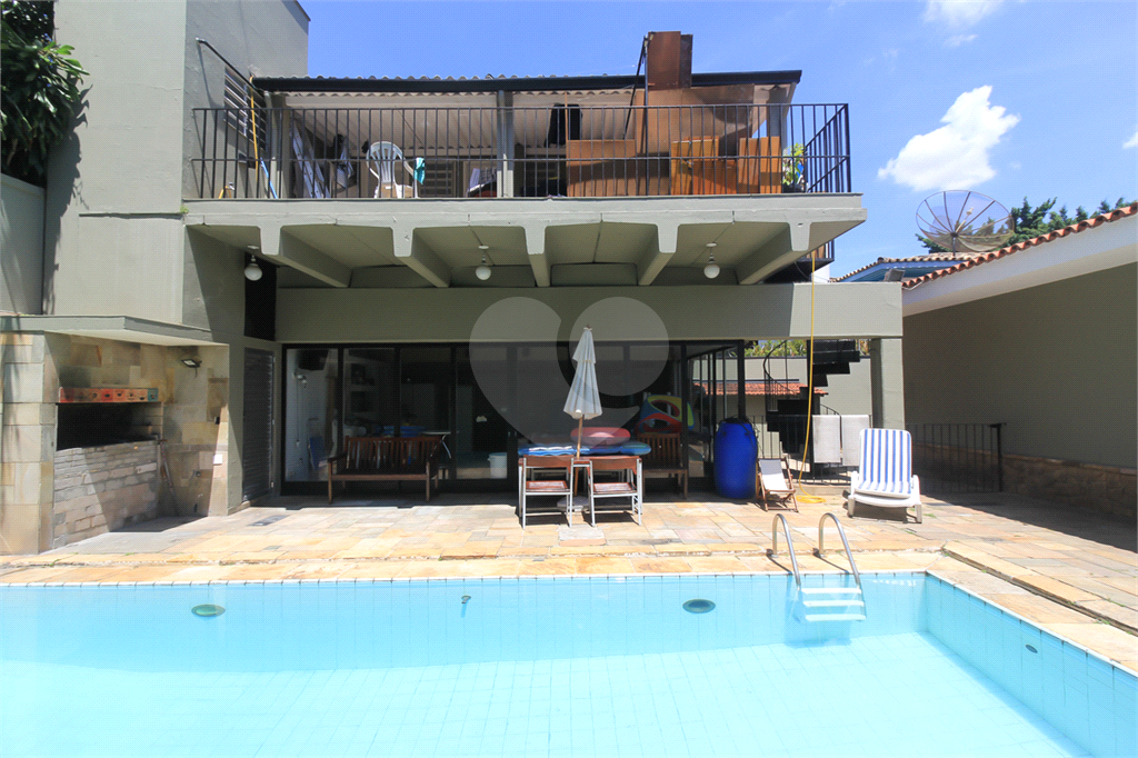 CASA TÉRREA À VENDA COM PISCINA, 4 QUARTOS NA REGIÃO DA LAPA.