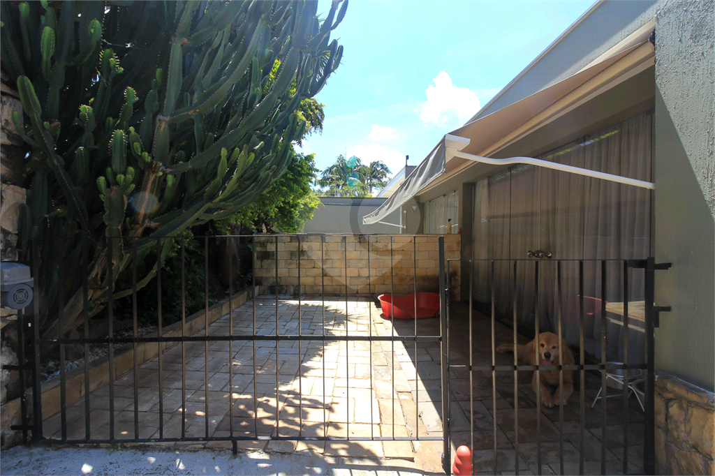 CASA TÉRREA À VENDA COM PISCINA, 4 QUARTOS NA REGIÃO DA LAPA.
