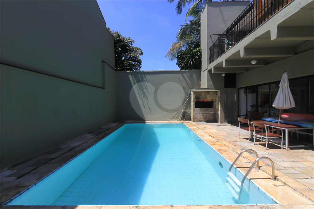 CASA TÉRREA À VENDA COM PISCINA, 4 QUARTOS NA REGIÃO DA LAPA.
