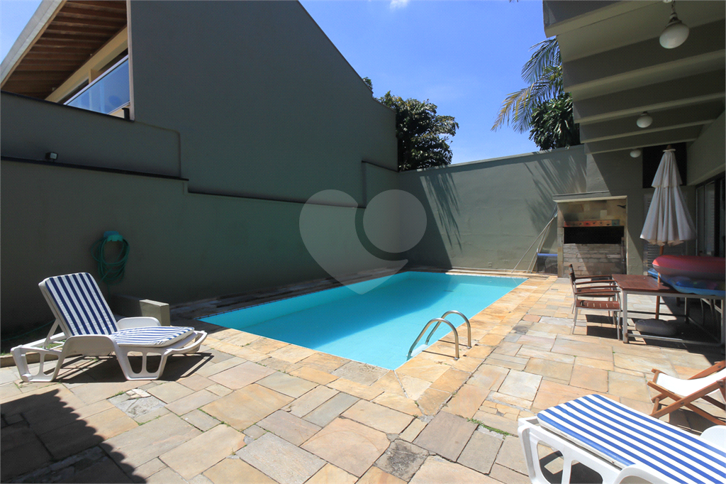 CASA TÉRREA À VENDA COM PISCINA, 4 QUARTOS NA REGIÃO DA LAPA.