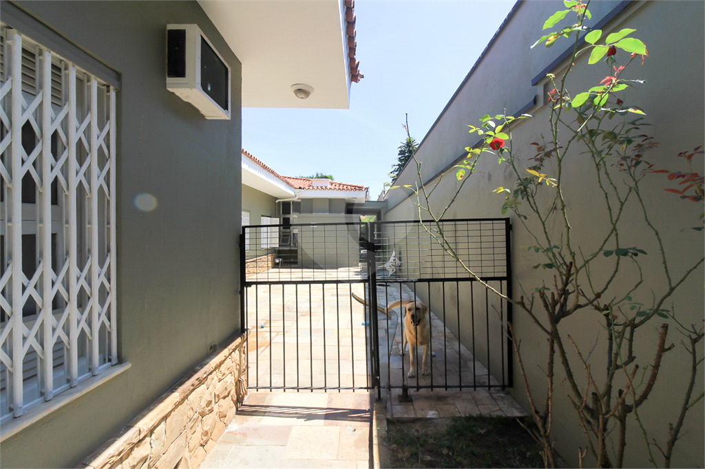 CASA TÉRREA À VENDA COM PISCINA, 4 QUARTOS NA REGIÃO DA LAPA.