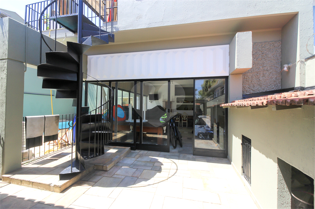 CASA TÉRREA À VENDA COM PISCINA, 4 QUARTOS NA REGIÃO DA LAPA.