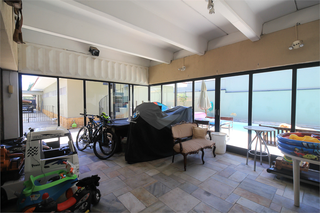 CASA TÉRREA À VENDA COM PISCINA, 4 QUARTOS NA REGIÃO DA LAPA.