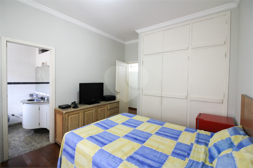 CASA TÉRREA À VENDA COM PISCINA, 4 QUARTOS NA REGIÃO DA LAPA.