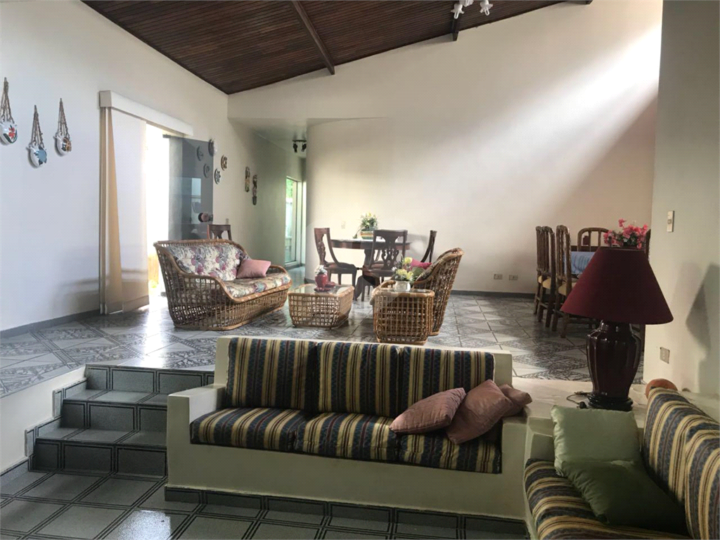 Casa à venda com 4 quartos, 275m² - Foto 1