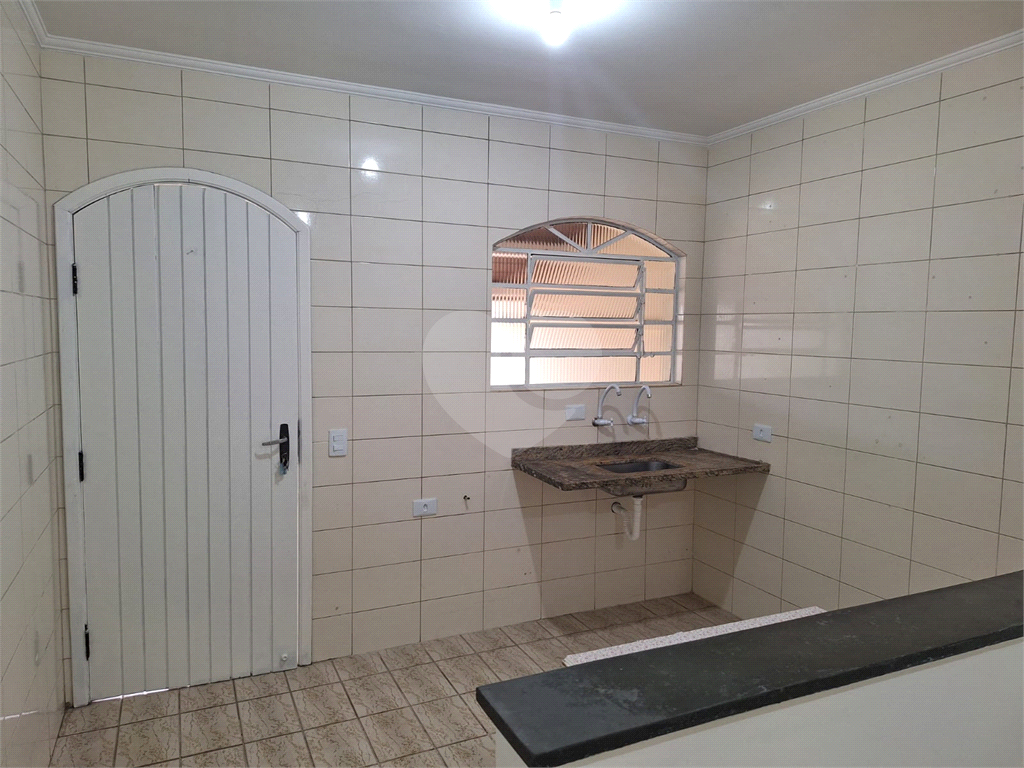 SOBRADO COM 02 VAGAS NA GARAGEM 