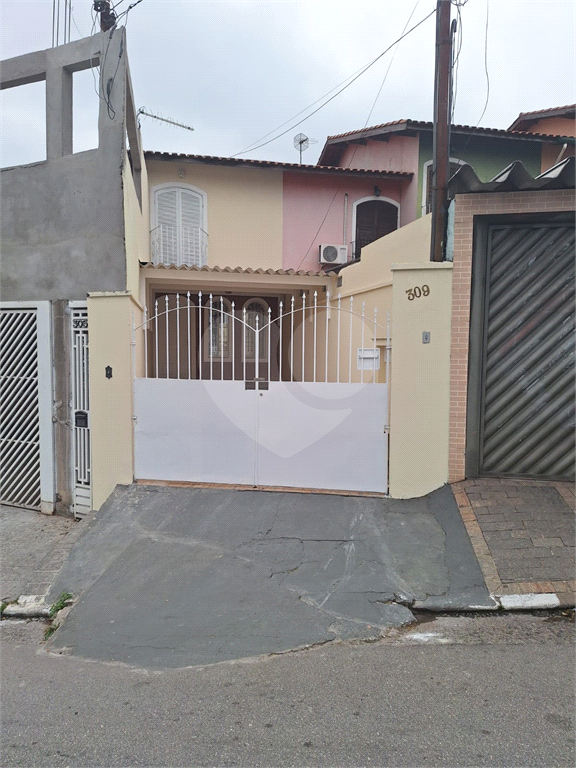 SOBRADO COM 02 VAGAS NA GARAGEM 