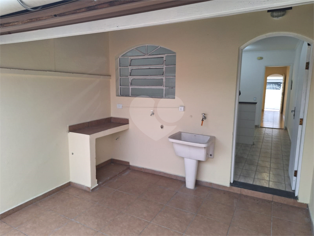 SOBRADO COM 02 VAGAS NA GARAGEM 
