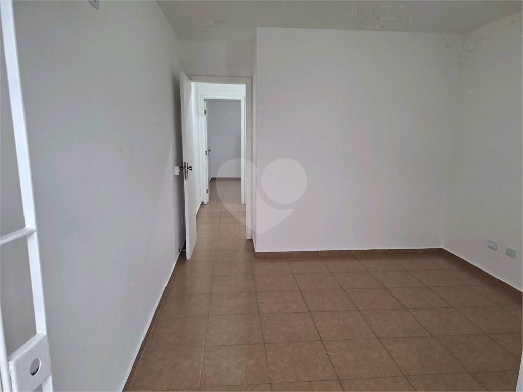 SOBRADO COM 02 VAGAS NA GARAGEM 