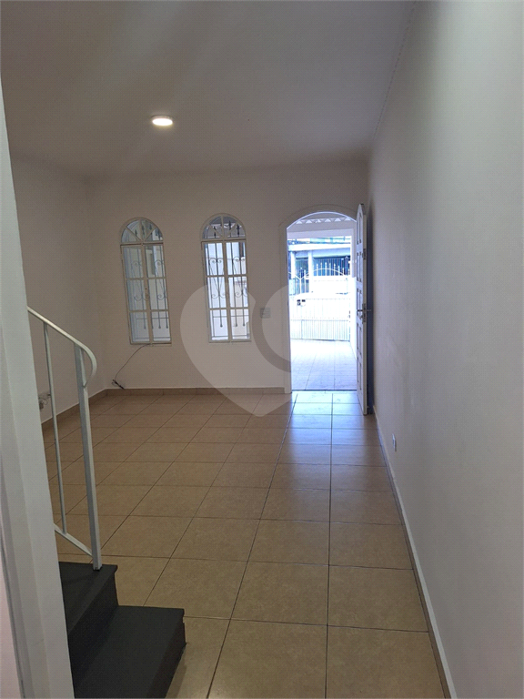 SOBRADO COM 02 VAGAS NA GARAGEM 